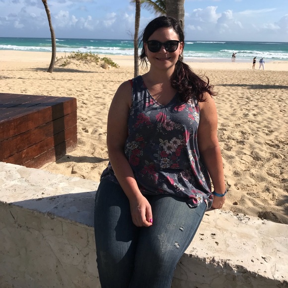 Meet your Posher, Liz - Picture 2 of 4